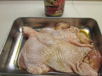 step2: 雞腿用榖盛壽喜燒.米酒.五香粉.少許塩醃10分鐘