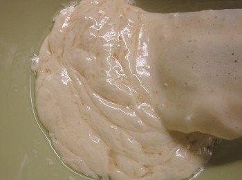 step4: 取少量的作法3.麵糊和食用油攪拌,再倒回其他麵糊裡拌勻