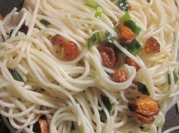 step5: 將麵條倒入作法3.的鍋中拌勻再擺上雞腿即可上桌,也可將葱油醬淋在上面要吃再拌