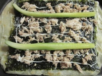 step4: 餅皮上方擠沙拉,鋪上2片海苔,放上鮪魚及黃瓜條,再擠上沙拉