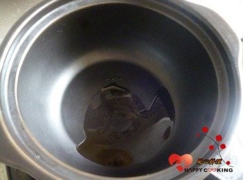 step7: 鍋燒熱,放入黑麻油