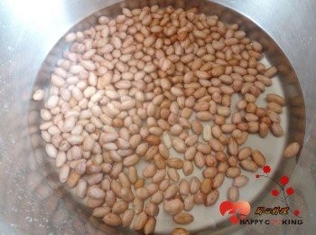 step1: 花生仁洗淨加入一茶匙的鹼水