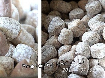 step5: 用一個乾燥的大鍋子，裡面先放置些太白粉
把切割好的芋圓和地瓜圓一個一個慢慢放進鍋中
每放進數個之後就先拿起鍋子上下、左右搖晃
讓每一顆芋圓或地瓜圓都能包覆一層太白粉
這樣就不會有顆顆相黏的問題了

※ 若覺得粉量不夠的話可再倒進適量的太白粉重新搖晃鍋子。
※ 沒煮完的芋圓和地瓜圓可以裝袋放進《冷凍庫》保存
    下次要煮時直接拿出來丟進滾水中即可，無需退冰唷！！
※ 有沒有瞧見芋圓裡還包覆著整快的芋頭塊呢~