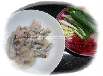 step1: 田雞去爪趾、內臟，洗淨抹乾，去除背脊；切小塊。