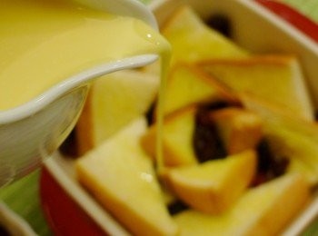 step7: 將步驟4的<span class="group_2">布丁液</span>倒入步驟6擺滿吐司的烤皿裡，讓吐司上端微微露出<span class="group_2">布丁液</span>