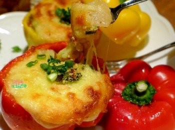 step10: 掀開上蓋，香噴噴又會牽絲的<span class="group_2">薯泥肉醬</span>彩椒盅美味上桌!