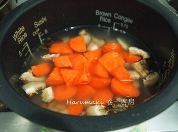 step2: 平時煲飯水位, 米上層先放冬菇, 蝦米乾, 瑤柱 , 甘筍