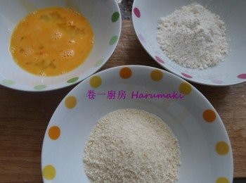 step3: 預熱焗爐200度上下熱力, 準備鷄蛋拌勻在碗, 麵粉和麵包糠粉