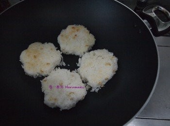 step3: 熱鍋下油, 輕放飯餅在鍋內, 慢火慢煎兩邊至金黃色