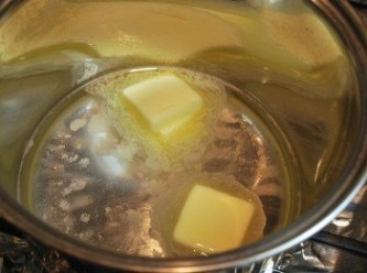 step2: 取一厚底湯鍋將水與奶油煮至沸騰