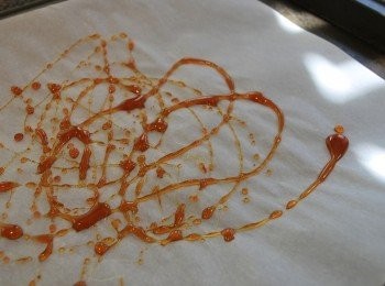 step4: 多餘的焦糖倒在烘焙紙上，畫出喜歡的圖案/線條 ※ 因為焦糖容易凝固，建議提早準備烤盤並鋪上烘焙紙以利操作