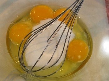 step8: 另取一盆混合雞蛋、砂糖與鹽，手勢宜輕以免混入過多空氣