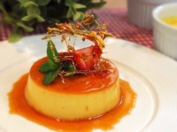 step14: 以刀尖沿烤盅邊緣畫圈，將盤子翻轉倒扣後即可，微溫或冰透各有風味