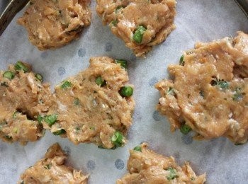 step6: 光波爐煎碟上放上牛油紙，將少許魚膠放於煎碟上，再稍壓成餅狀
(每次可放7-8個)