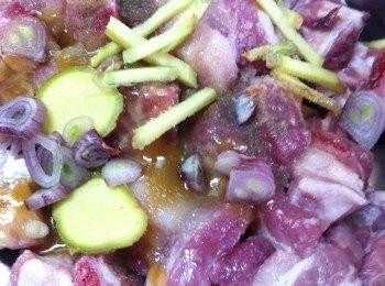 step3: 加清水蓋過排骨面，蓋上電飯煲蓋，按著電飯煲。