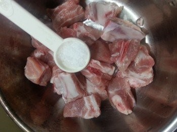 step1: 排骨洗淨用1茶匙鹽醃15分鐘