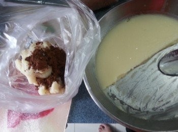 step7: 帶手套將粉糰搓滑，如做多款顏色，此時可加入適量食用色粉或香油，今次我是用可可粉及綠茶朱古力,搓勻後放入雪櫃冷藏1-2小時就可使用最好雪一晚