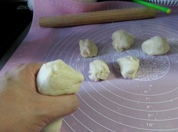 step8: 做型:
枱面灑上高筋粉,將以休息好的粉團搓長,出體成13份