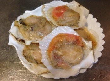 step1: 紅蘿蔔切丁、玉米筍切小片、蒜切末、扇貝洗淨備用。