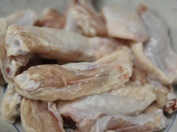 step1: 先將<a href="https://bit.ly/3zHU5V3" target="_blank" data-keyword="雞翼" class="guide-link"><strong>雞翼</strong></a> <span style="display:inline-block;vertical-align:middle;margin-top:-3px;color:initial;border-radius:3px;padding:2px 3px;font-size:12px;line-height:14px;background:#87d300;color:#fff;">即買</span> 用廚剪剪開一半，用廚紙抹乾水份。香茅，指天椒，檸檬葉切碎