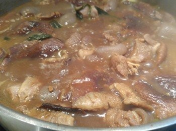 step6: 加入熱水, 水份需過羊腩。