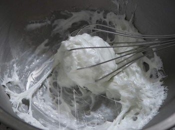 step2: 將棉花糖融化（融化後盡快進行下個步驟，以免冷卻後不好攪拌）