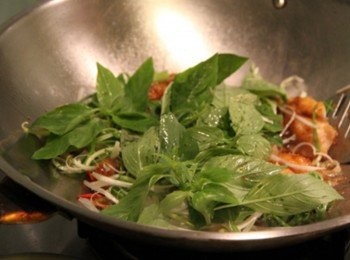 step3: 加入米酒、醬油、糖、白胡椒粉煎煮入味，加入辣椒絲、蔥絲、九層塔入味即完成。