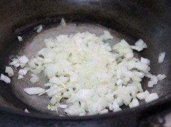 step1: 平底鍋放入奶油加入洋蔥碎炒香取出放涼備用