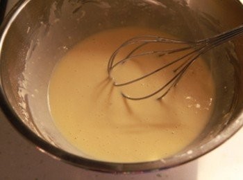 step2: <span class="group_2">麵糊</span>攪拌盆內倒入雞蛋液打勻，加入砂糖、鹽攪拌均勻，加入低筋麵粉、泡打粉、鮮奶及融化奶油，攪拌至沒有粉粒的<span class="group_2">麵糊</span>。