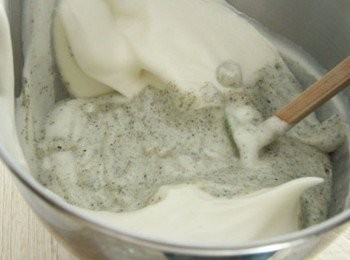 step4: 將1/3蛋白糊拌入麵糊中充分攪拌麵糊使蛋白液與麵糊融合後，再倒入1/3蛋白糊，動作要輕以免消泡，再次將剩餘的蛋白糊倒入輕輕拌勻後倒入烤模中。