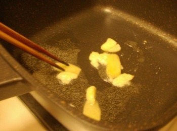 step2: 2.熱鍋後加入少許油爆香蒜頭和薑片