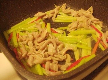 step4: 接著加入鴨腸ˊ嗆入米酒ˊ再加以<span class="group_2">調味</span>即可