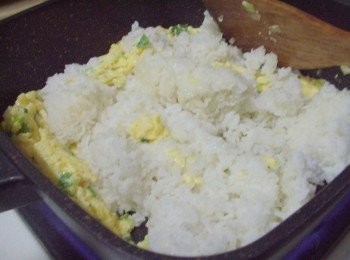 step4: 4.然後放入隔夜飯拌炒鬆散