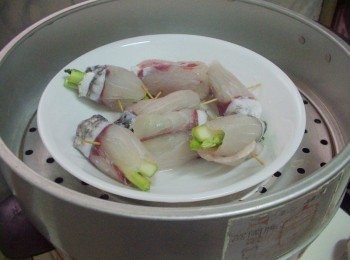 step5: 然後簡單淋上1茶匙鮮榨鮭魚油和1茶匙的米酒ˊ 放入電鍋ˊ外鍋米杯水1杯ˊ電源彈起即可