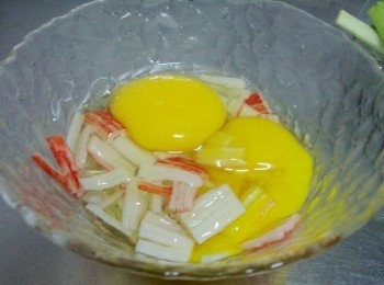 step3: 準備一容器ˊ放入處理好的蟹棒絲ˊ打入3顆蛋
