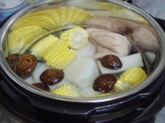 step2: 將所有食材通通擺進快鍋內鍋中ˊ並加入淹蓋食材的水量ˊ 然後按功能鍵完成即可