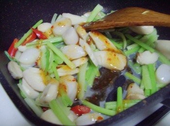 step5: 步驟5最後加入干貝及所有<span class="group_2">調味</span>快速拌炒約1~2分鐘即可