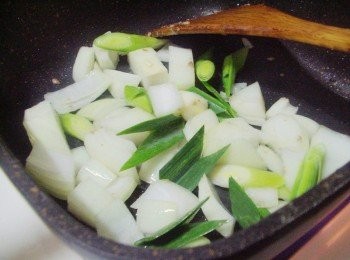 step4: 接著用原鍋ˊ留下少許油ˊ加入洋蔥蒜白拌炒至出香氣和甜味