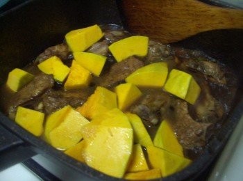 step6: 當豬小排悶煮至喜好程度時ˊ再加入南瓜約煮10分鐘ˊ 當南瓜熟透即可熄火