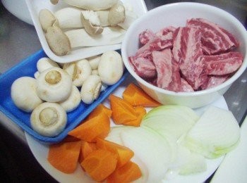 step1: 1.先準備好所需<span class="group_1">材料</span>ˊ牛腩條略為沖洗擦乾水份灑上酌量黑胡椒醃漬入味ˊ蔬菜洗淨處理成適當大小備用