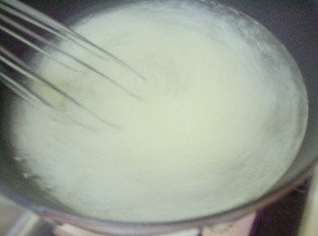 step4: 將寒天粉慢慢到加入步驟3ˊ記得邊加邊攪拌 然後略滾2分鐘