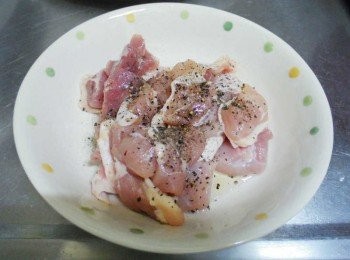 step2: 大成雞腿肉取出洗淨ˊ擦乾水份ˊ 切成一口大小ˊ然後以<span class="group_2">調味1</span>抓勻入味備用