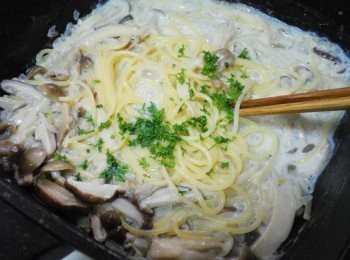 step7: 略為收汁入味，麵條也煮至喜好口感時再加入巴西里末拌勻， 最後加入起士粉增加濃郁風味即可