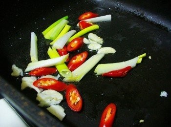 step2: 熱鍋後加入酌量食用油ˊ將蒜頭/蔥白/辣椒/依序爆香