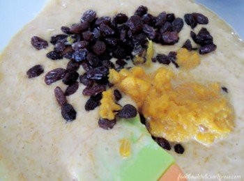 step2: 接着，将湿的<span class="group_1">食材</span>倒入杯子或碗中，搅拌至乳化即可。将混合好的湿性材料倒入干性面粉里，然后拌匀至到面糊完全被吸收，顺滑，再加入葡萄干尽快拌一拌即可。
*小心！不要过度的搅拌面糊因为这会影响蛋糕无法顺利膨胀*