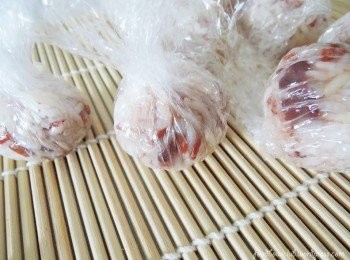 step7: 用保鲜膜将饭团包起形成圆球状或任何你喜欢的形状