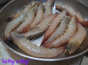 step1: 首先洗乾淨啲蝦，然後剪晒啲腳仔同鬚，等一陣食嘅時候可以方便啲~