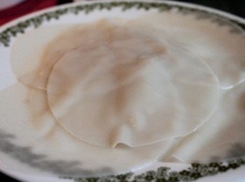 step2: 在滾水中加半小匙的沙拉油, 把水餃皮燙熟備用 (加少許沙拉油可避免起鍋時水餃皮黏在一起)