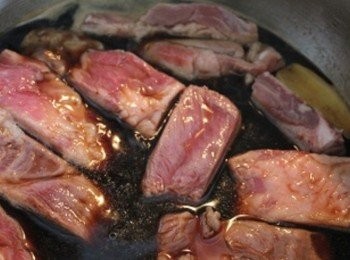 step2: 把排骨放入<span class="group_2">醬汁</span>裡燒