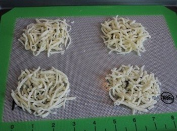 step1: 烤盤上鋪烤盤紙或矽膠膜, 將起司絲均勻的鋪成小圓狀, 並灑上黑芝麻